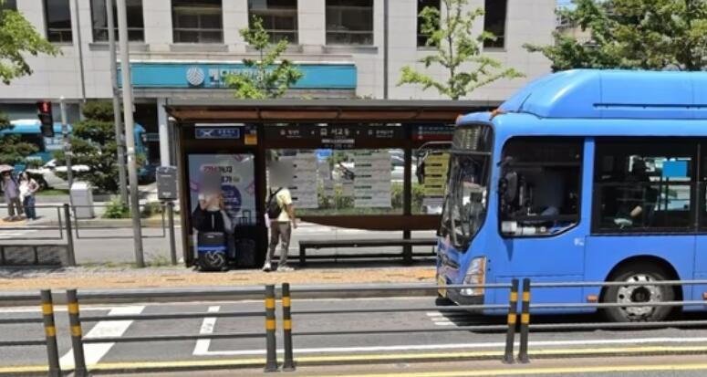 韓國(guó)首爾候車亭廣告