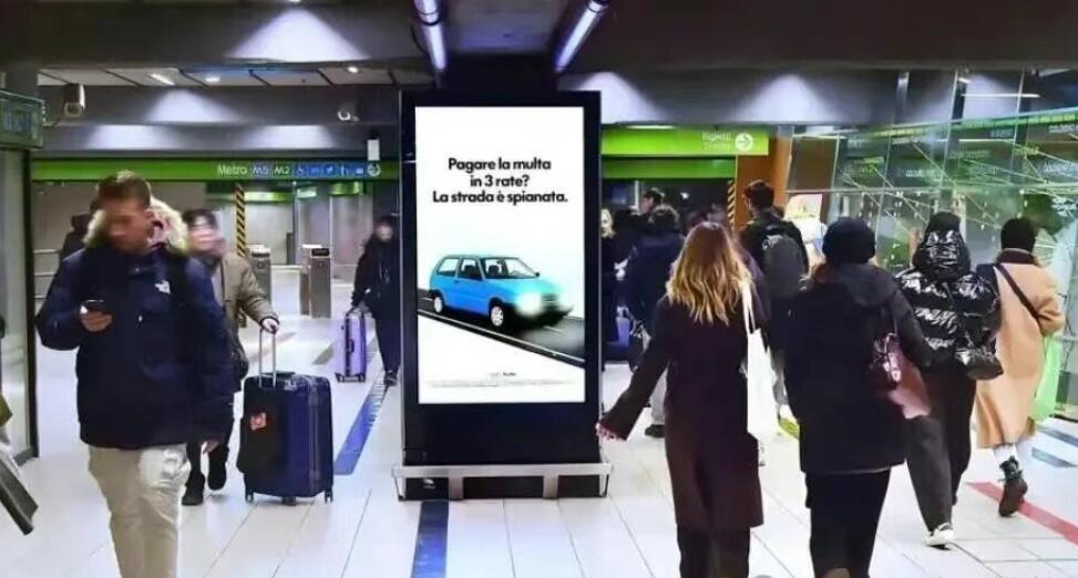 米蘭地鐵廣告